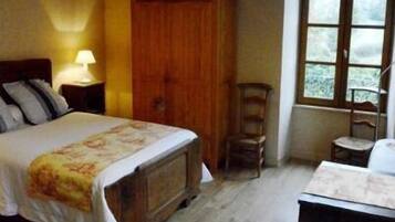 Bureau, fer et planche à repasser, lits bébé (gratuits)