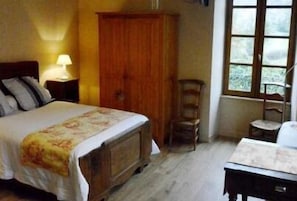 Bureau, fer et planche à repasser, lits bébé (gratuits)