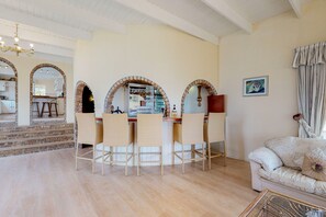 Apartamento clássico | Área de estar | TV de tela plana