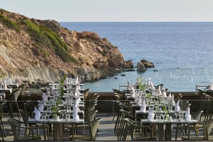 2 restaurants, breakfast served