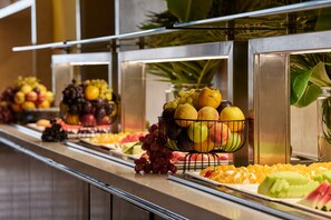 A buffet with various fruits and vegetables. - Atlantica Mikri Poli Crete (Ierapetra)