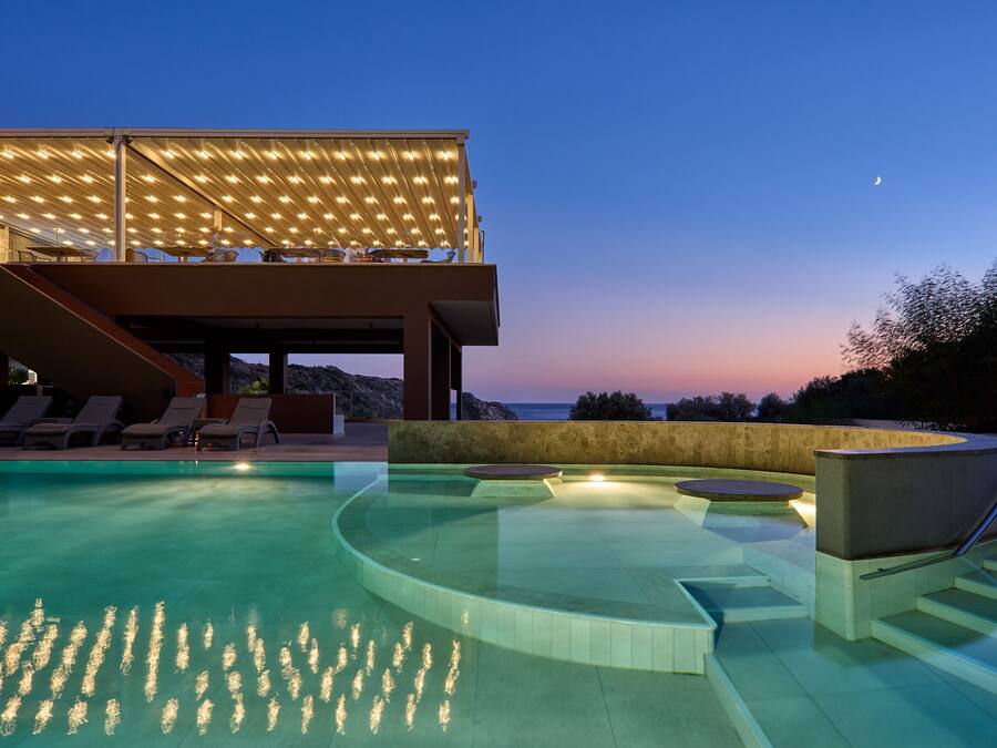 Una piscina cubierta, 5 piscinas al aire libre, sombrillas, tumbonas