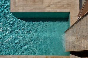 Kolam renang indoor dan 5 kolam renang outdoor