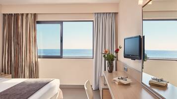 Superior Family Suite Sea View | In-room safe, desk, blackout drapes, soundproofing