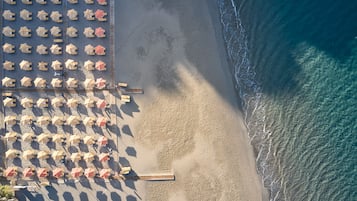 På stranden