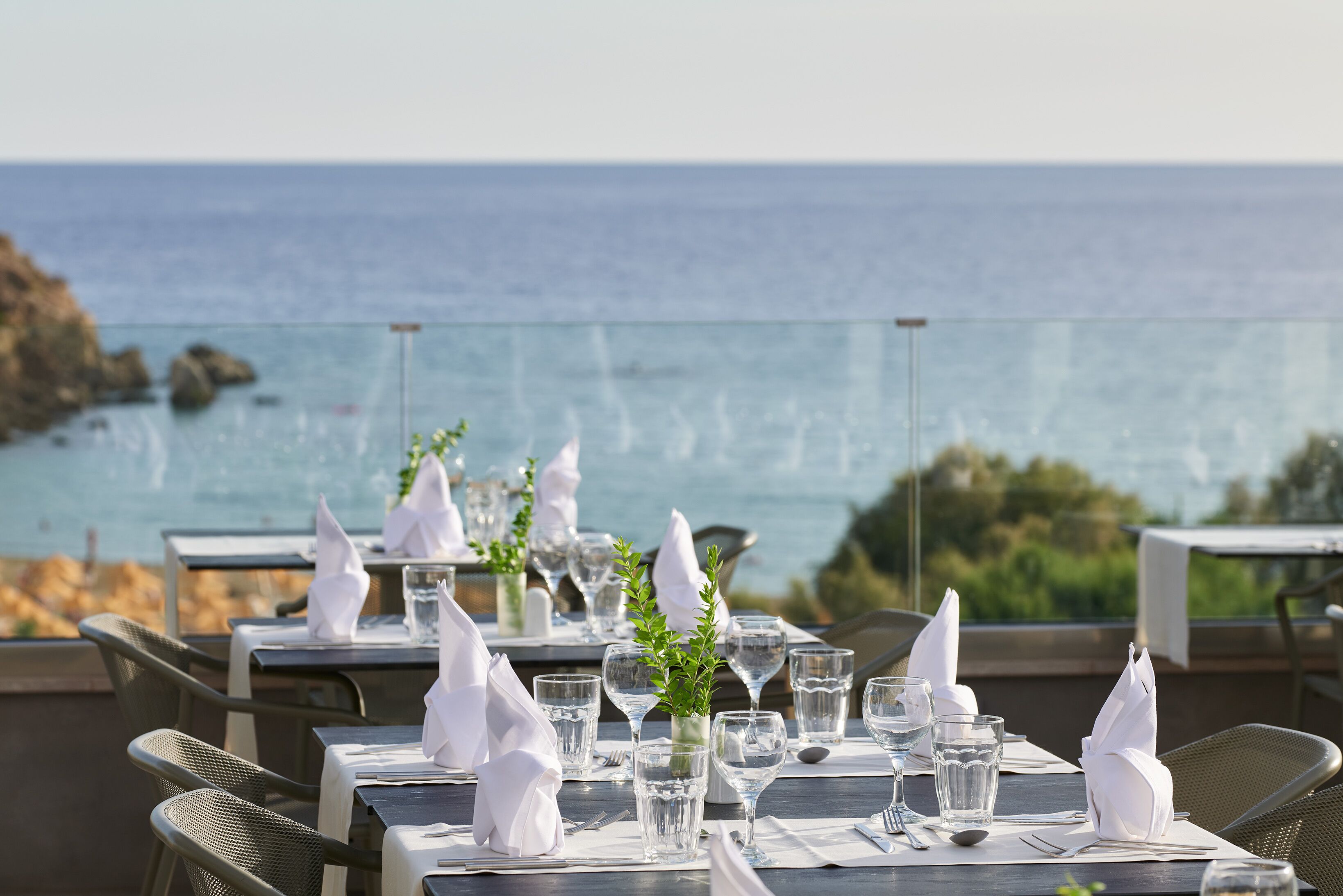 Mesa de comedor para dos con vista al mar.