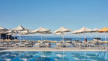 Piscine couverte, 5 piscines extérieures, parasols de plage