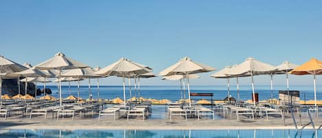 Piscine couverte, 5 piscines extérieures, parasols de plage