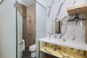 Shower, free toiletries, towels - KLCC Chinatown Deluxe 2 Pax Suite (Kuala Lumpur)