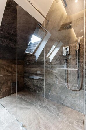 Studio (Szmaragd) | Dusche im Bad