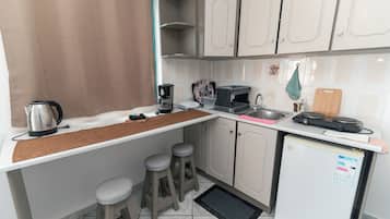 Apartamento económico | Cocina privada | Frigorífico, placa de cocina, cafetera o tetera y hervidor eléctrico