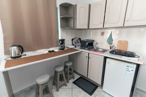 Refrigerador, placa de cocina, cafetera/tetera, tetera/pava eléctrica