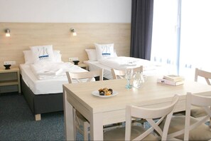 Family Room | Desk, blackout drapes, soundproofing, free WiFi - Miratel Hotel (Mitterteich)