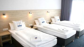 Quarto triplo | Escrivaninha, cortinas blackout, quartos à prova de som