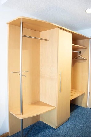 Desk, blackout drapes, soundproofing, free WiFi - Miratel Hotel (Mitterteich)