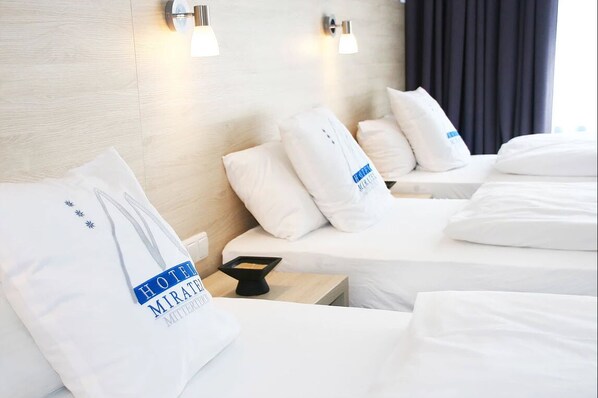 Desk, blackout drapes, soundproofing, free WiFi - Miratel Hotel (Mitterteich)