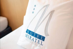 Family Room | Desk, blackout drapes, soundproofing, free WiFi - Miratel Hotel (Mitterteich)