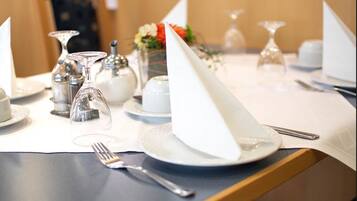 Café da manhã com buffet todos os dias (EUR 9.90 por pessoa)