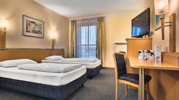 Escritorio, cortinas blackout, sistema de insonorización y wifi gratis