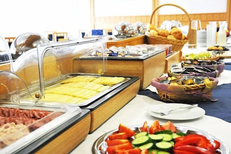 Café da manhã com buffet todos os dias (EUR 9.90 por pessoa) . Miratel Hotel