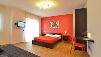 Kamar Quadruple Comfort, 1 Tempat Tidur Queen dengan tempat tidur Sofa (Music Room) | Didekorasi berbeda-beda, tirai kedap cahaya, dan setrika/meja setrika