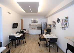 Café da manhã com buffet grátis todos os dias