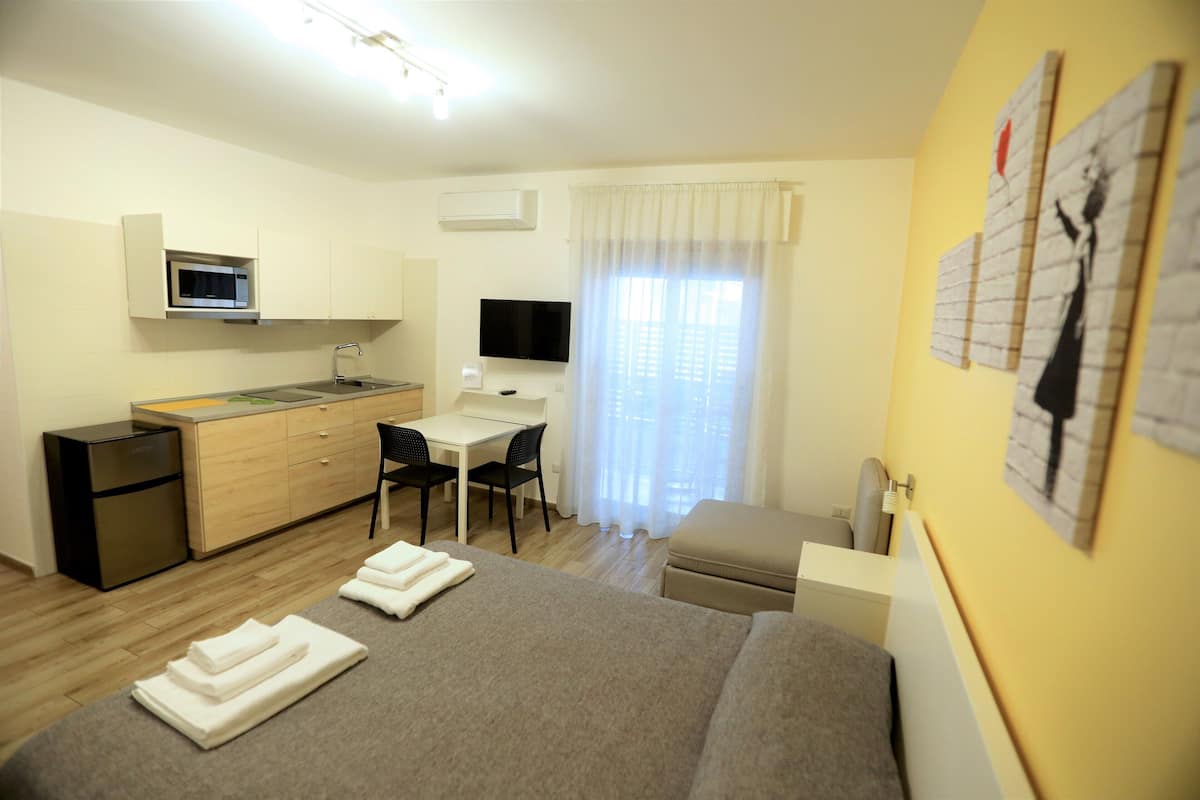 Deluxe studio suite, 1 queensize bed (Art Room) | Individueel gedecoreerd, verduisterende gordijnen