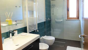 Deluxe Studio Suite, 1 Queen Bed (Art Room) | Bathroom | Shower, rainfall showerhead, free toiletries, hair dryer