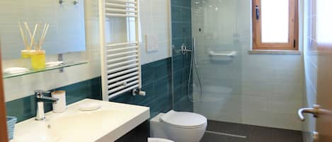 Studio Suite Deluxe, 1 giường cỡ queen (Art Room) | Phòng tắm | Buồng tắm vòi sen, vòi sen phun mưa, đồ dùng nhà tắm miễn phí