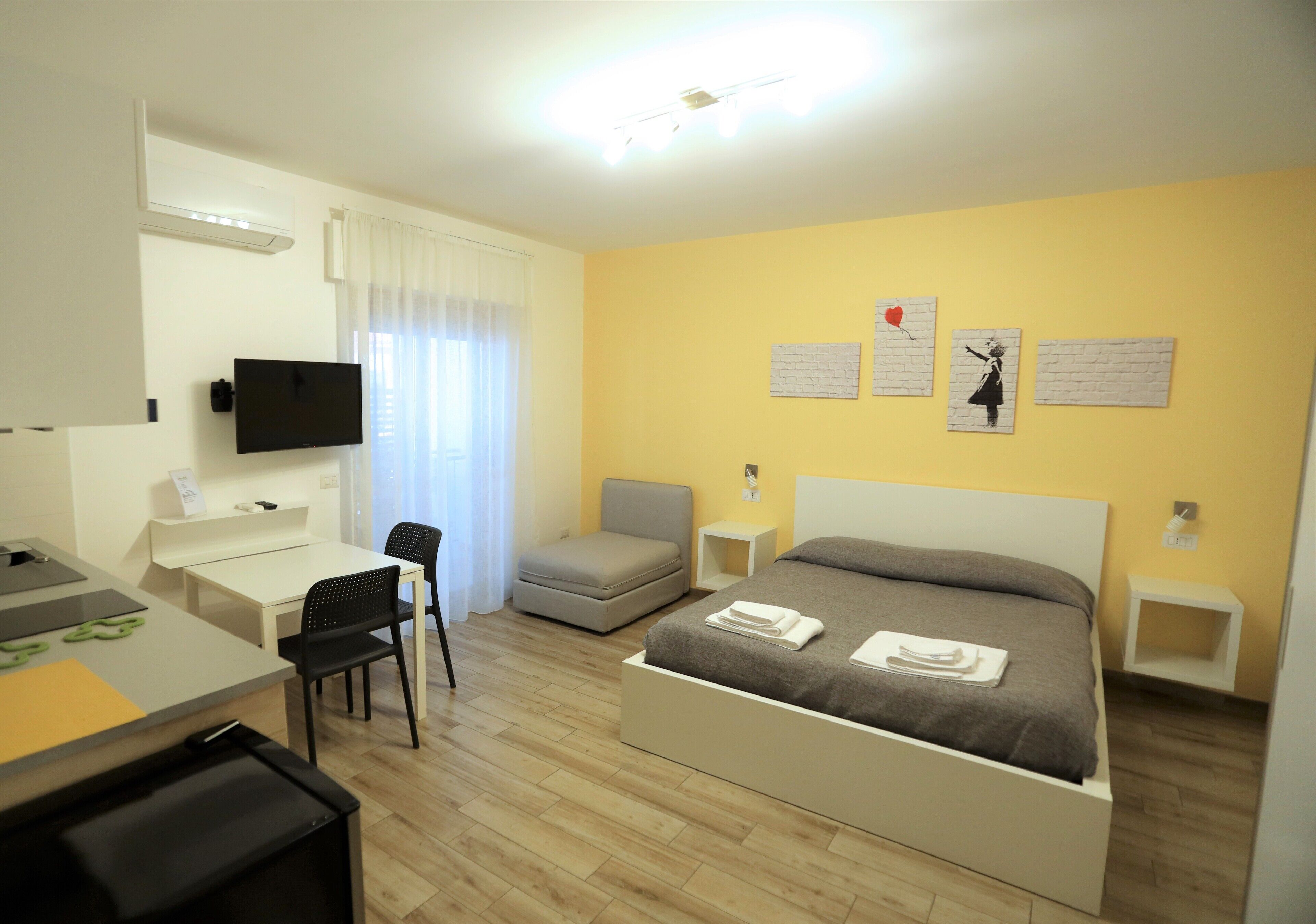 Deluxe Studio Suite, 1 Queen Bed (Art Room) | Individually decorated, blackout curtains, iron/ironing board, free WiFi