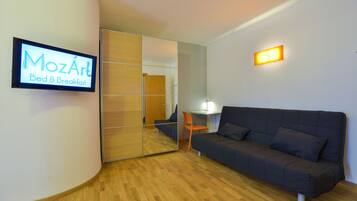 Kamar Quadruple Comfort, 1 Tempat Tidur Queen dengan tempat tidur Sofa (Music Room) | Didekorasi berbeda-beda, tirai kedap cahaya, dan setrika/meja setrika