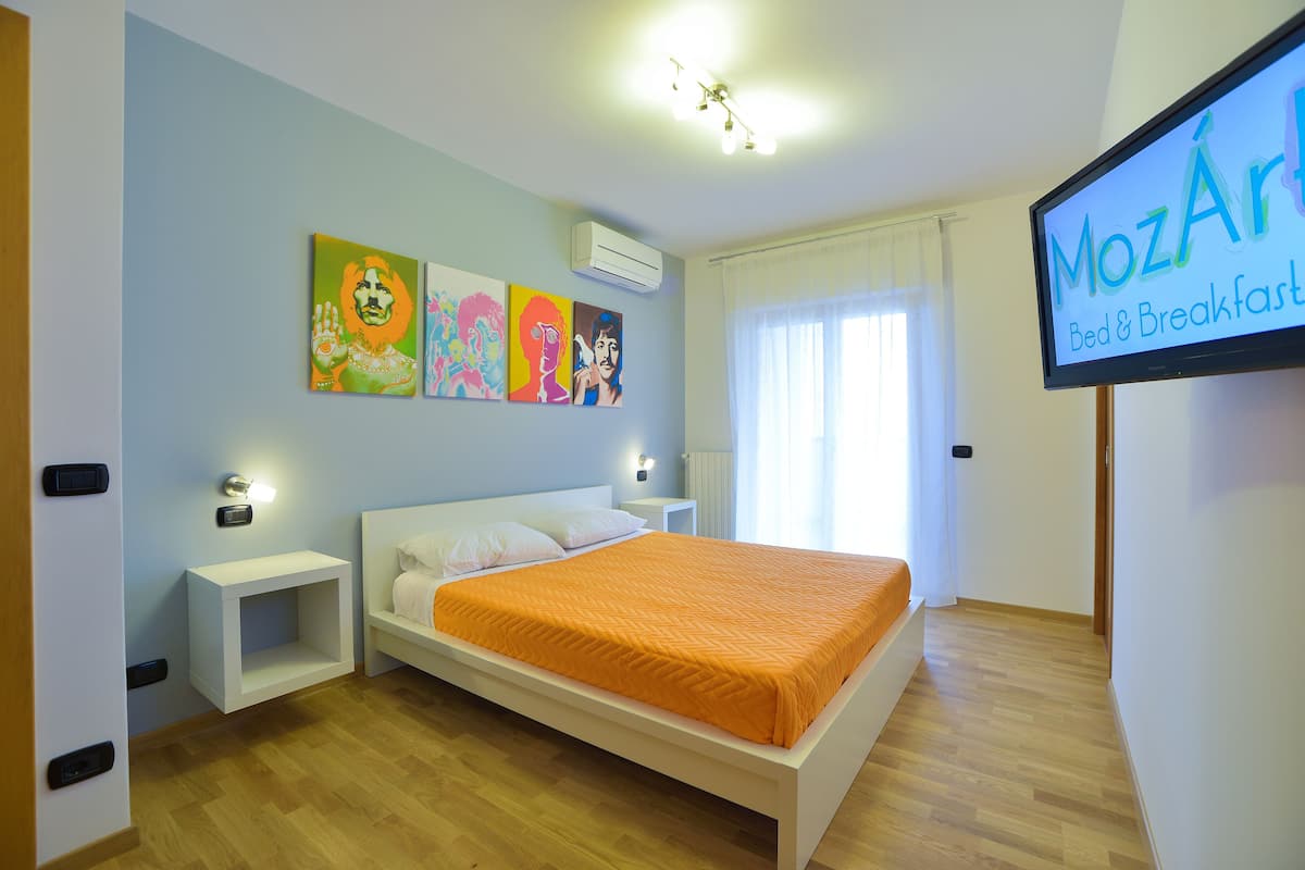 Comfort vierpersoonskamer, 1 queensize bed met slaapbank (Music Room) | Individueel gedecoreerd, verduisterende gordijnen