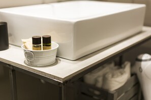 淋浴设施、大花洒淋浴喷头、浴袍、坐浴桶