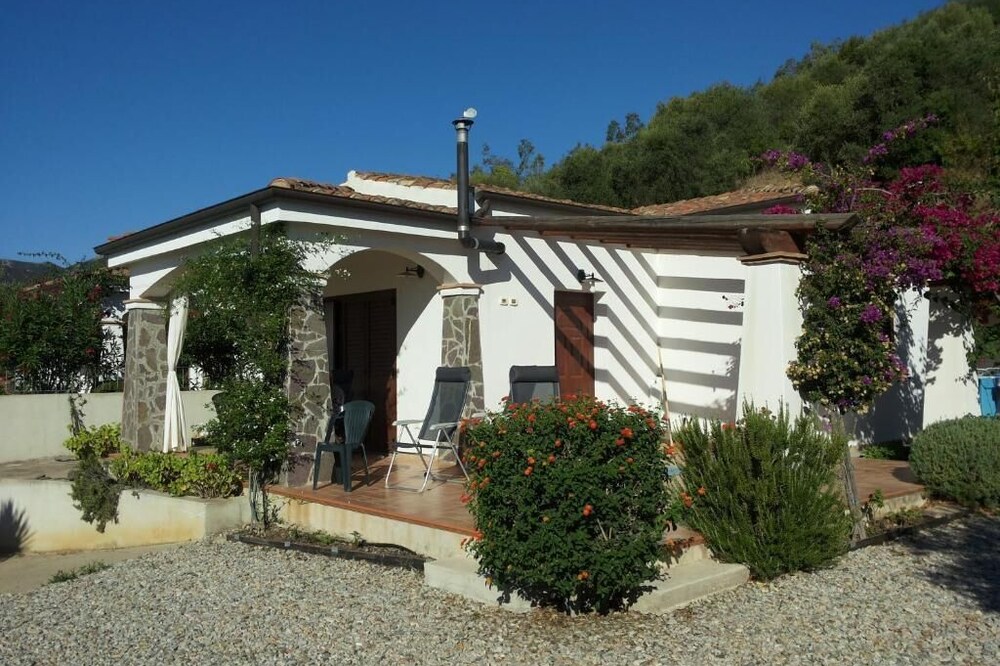 Villa in a quiet setting, 5 minutes from the sea, 50 meters from a nuraghe.