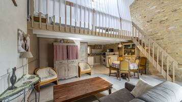 Televisie, een tafeltennistafel en boeken