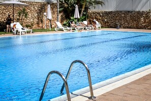 Seasonal outdoor pool - Modern Gem with Stunning Balcony by Sea N Rent (Herzliya)
