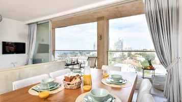 Apartment, 3 Bedrooms | In-room dining