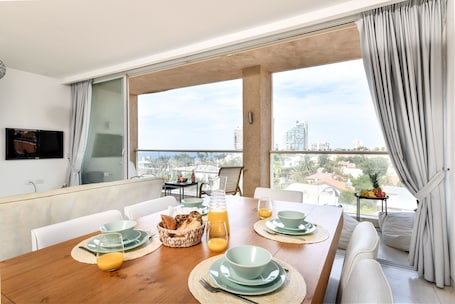 Apartment, 3 Bedrooms | In-room dining