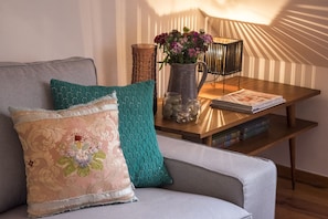 Apartamento, 1 quarto | Sala de estar | TV de tela plana