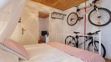 Appartement, 1 slaapkamer | 1 slaapkamer, een strijkplank/strijkijzer, gratis wifi, beddengoed