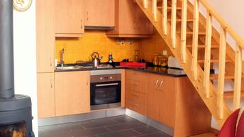 Apartment, 1 Bedroom | Private kitchen | Full-size fridge, microwave, oven, stovetop