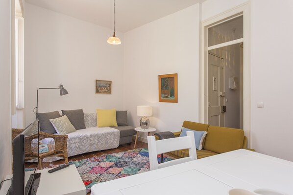 Departamento, 2 habitaciones | Sala de estar | Televisión de pantalla plana 