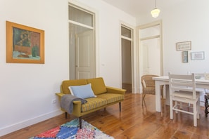 Apartment, 2Â Schlafzimmer | Wohnbereich | Flachbildfernseher