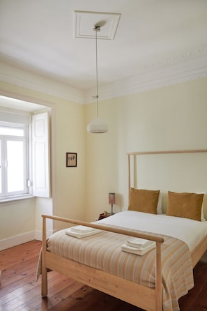 4 habitaciones, tabla de planchar con plancha, cunas y wifi gratis 