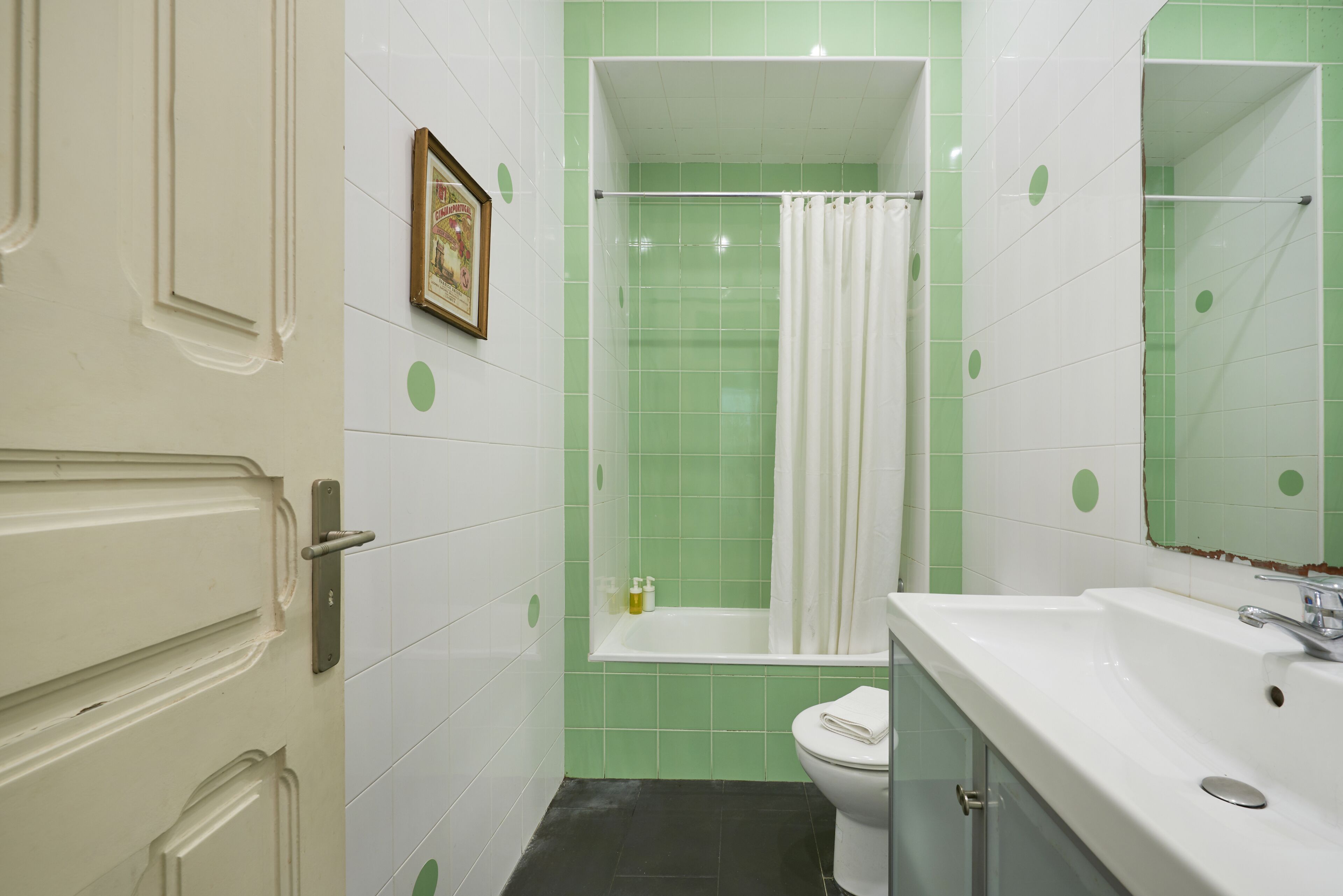 Apartment, 4 Bedrooms | Bathroom | Combined shower/tub, hair dryer, towels, soap
