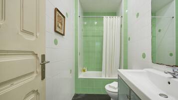 Apartment, 4 Bedrooms | Bathroom | Combined shower/tub, hair dryer, towels, soap