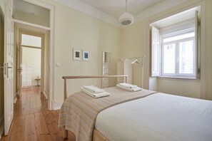 4 habitaciones, tabla de planchar con plancha, cunas y wifi gratis 