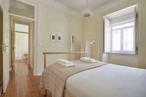 4 habitaciones, tabla de planchar con plancha, cunas y wifi gratis
