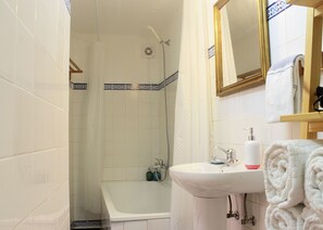 Bañera, secador de pelo, toallas, jabón