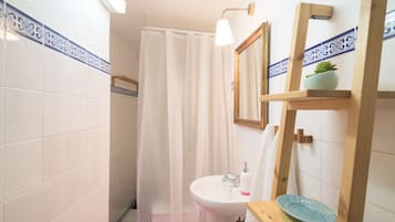 Apartemen, 1 kamar tidur | Kamar mandi | Bathtub, pengering rambut, handuk, dan sabun